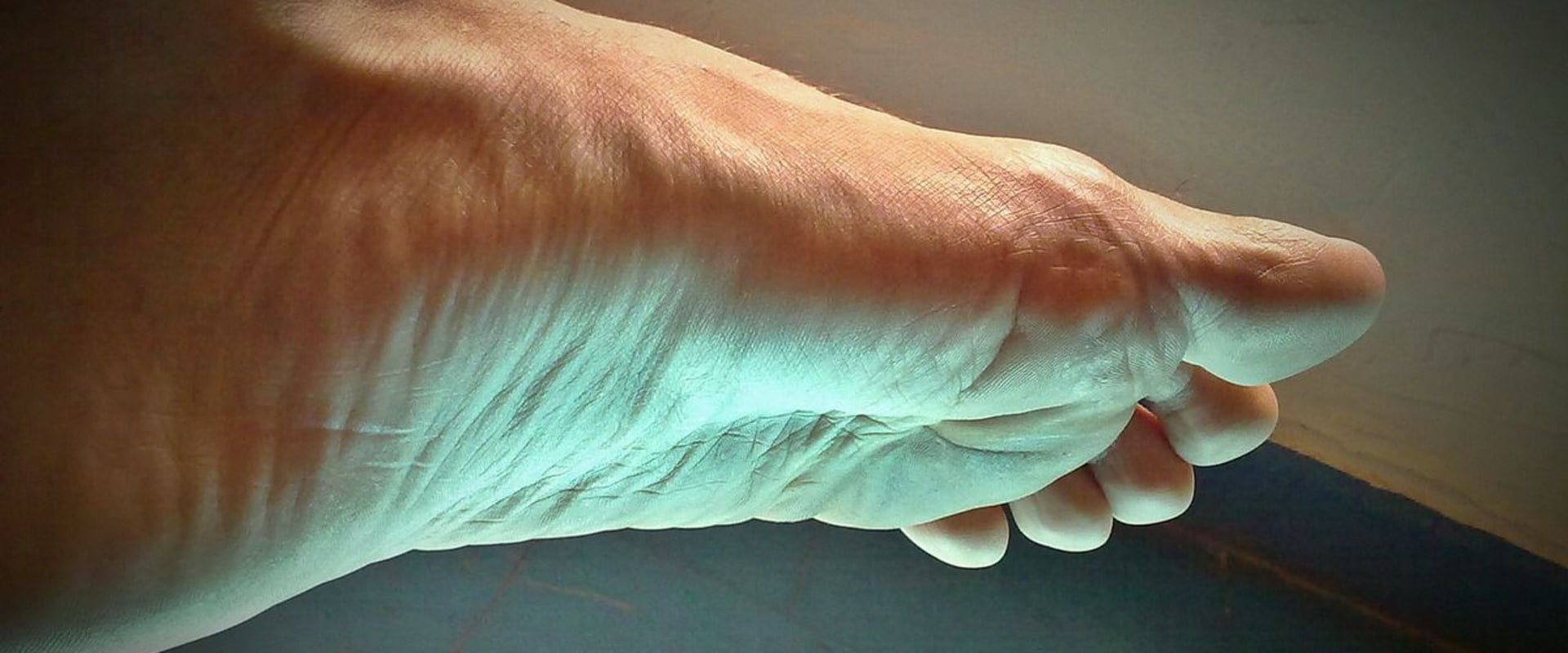 What causes neuropathy in the feet at night?